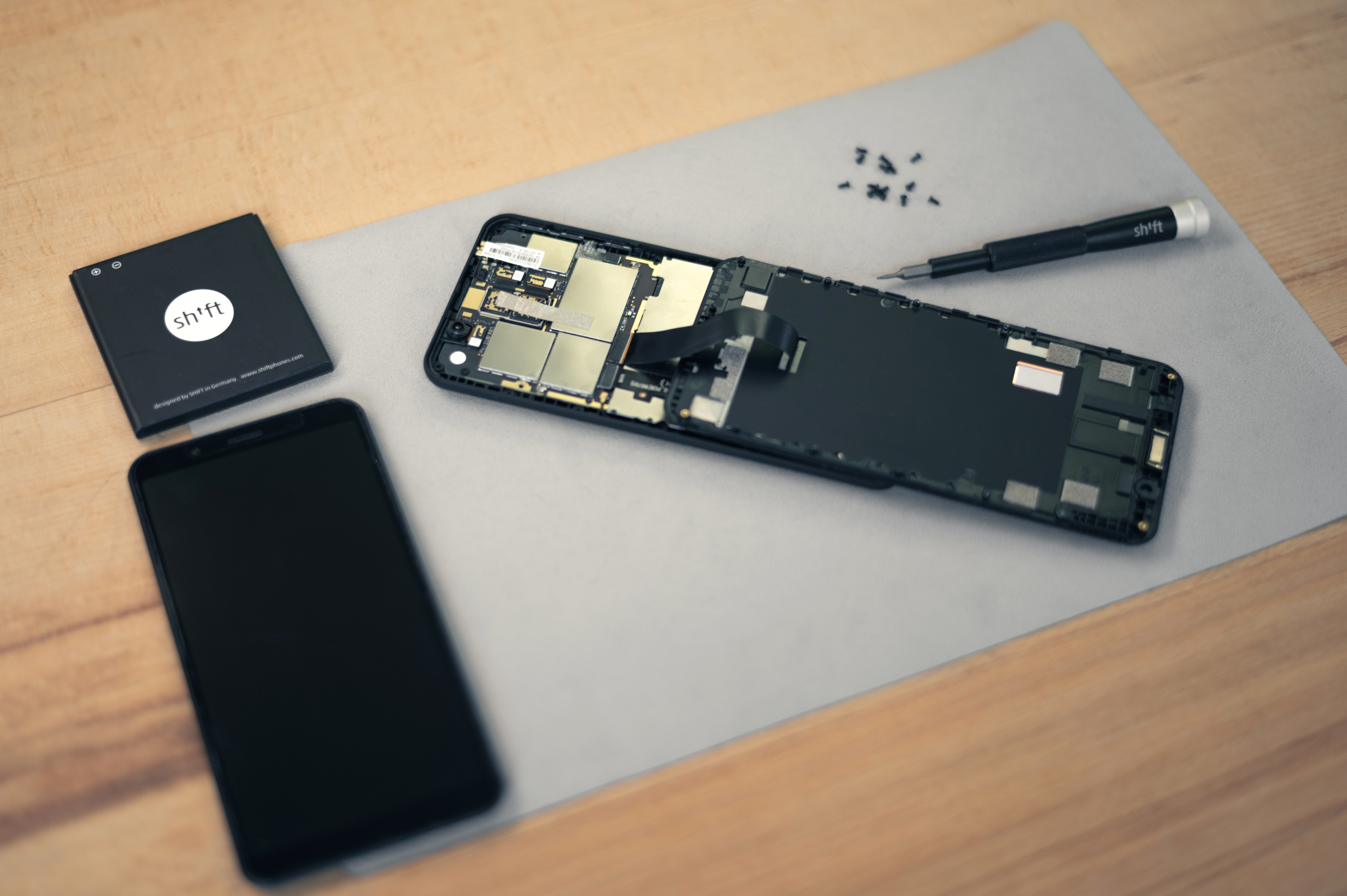 Smartphone aberto em bancada de reparo